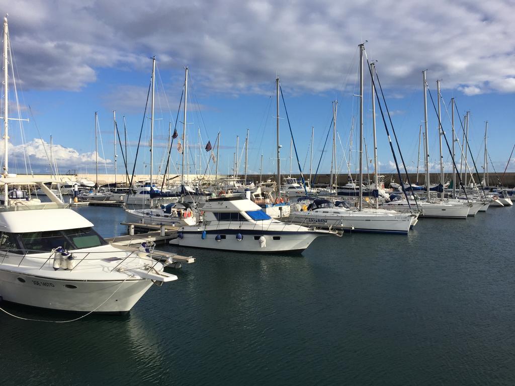 Hotel Puerto Calero Boat Esterno foto